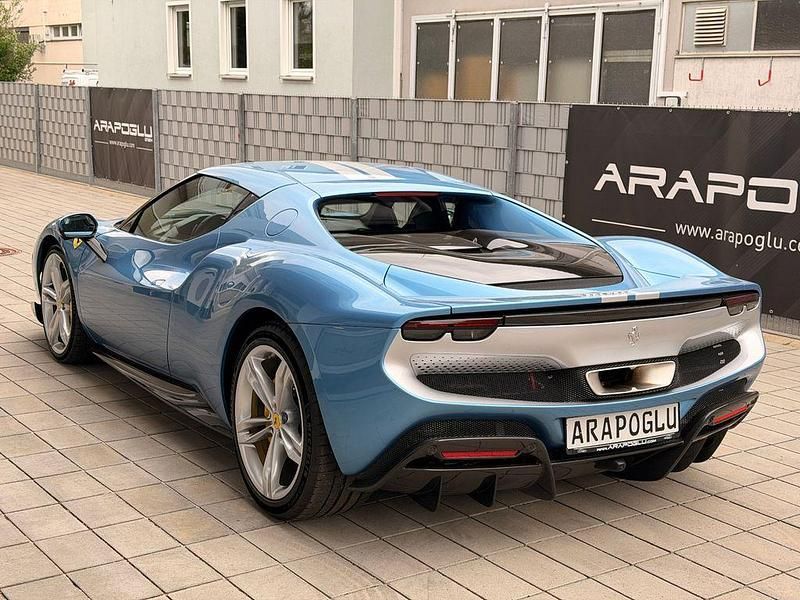 Second-hand Ferrari 296 829 CP (609 kW) 2024 Albastru Coupe