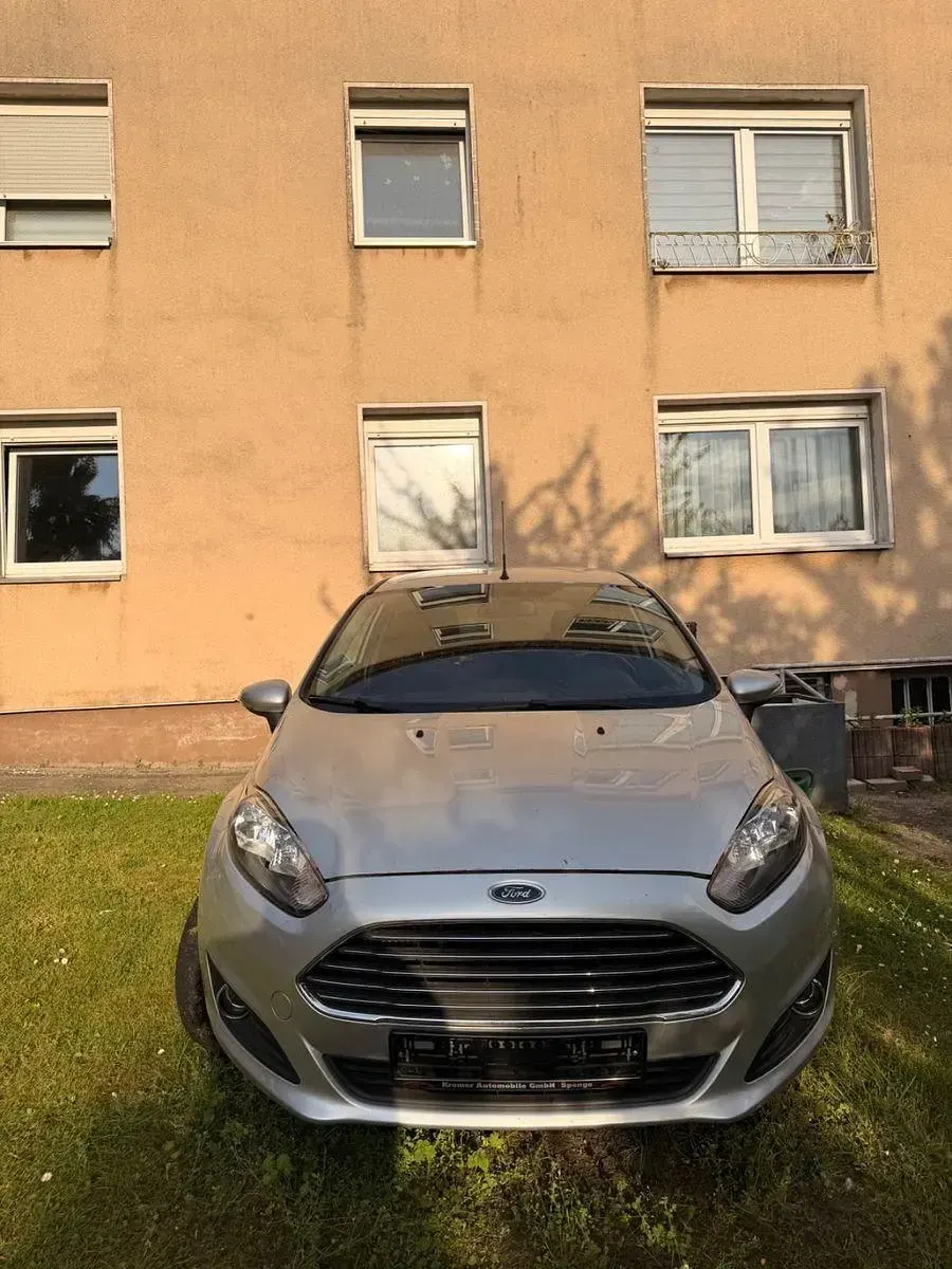 Gebraucht Ford Fiesta 101 PS (74 kW) 2014 Silber Kleinwagen