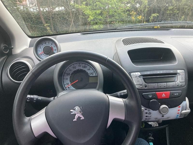 Gebraucht Peugeot 107 68 PS (50 kW) 2013 Schwarz Kleinwagen