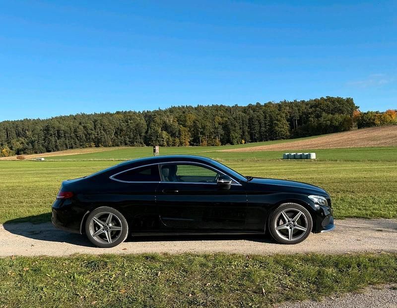 Schwarz Gebraucht 2017 Mercedes C300 AMG line Coupé | 28.990 € (Fairer Preis) - Bild 1/4