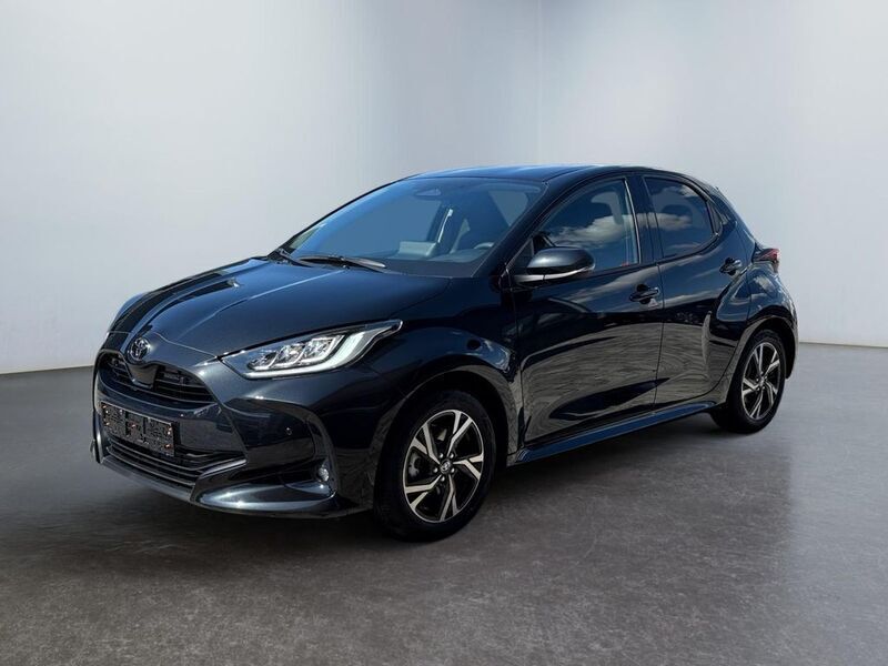 Schwarz Neu 2025 Toyota Yaris Hybrid Style Limousine | 24.150 € - Bild 1/4