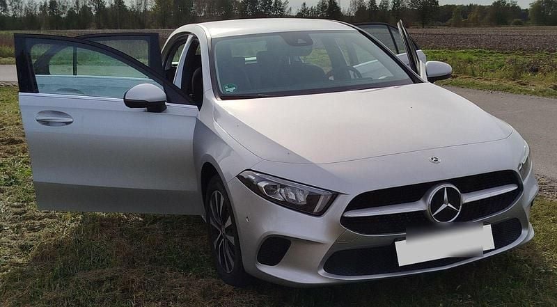 Silber Gebraucht 2022 Mercedes A250 Advanced Limousine | 22.999 € (Superpreis) - Bild 1/4
