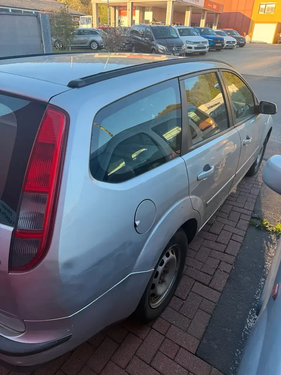 Käytetty Ford Focus 105 HP (77 kW) 2007 Keltainen Viistoperä