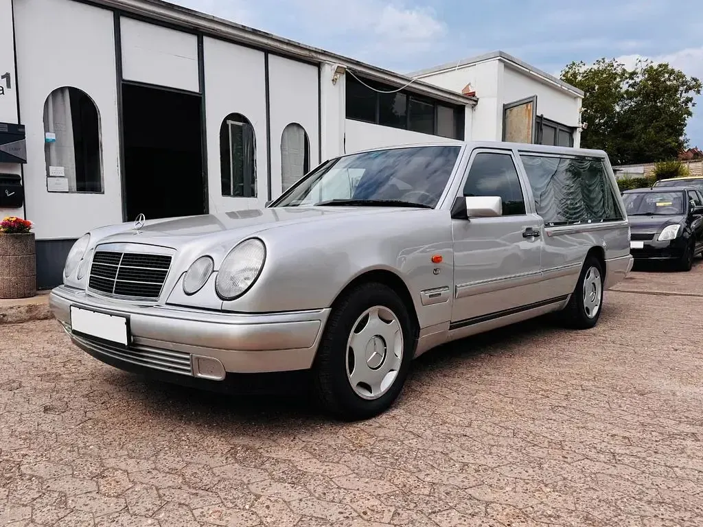 Gebraucht Mercedes 200 122 PS (89 kW) 1993 Grau Limousine