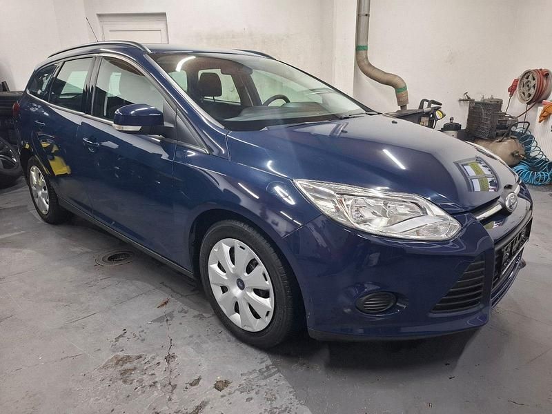 Blau Gebraucht 2013 Ford Focus Kombi | 5.990 € (Fairer Preis) - Bild 1/4
