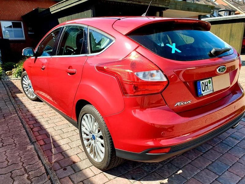 Gebraucht Ford Focus Titanium 184 PS (135 kW) 2011 Rot Limousine