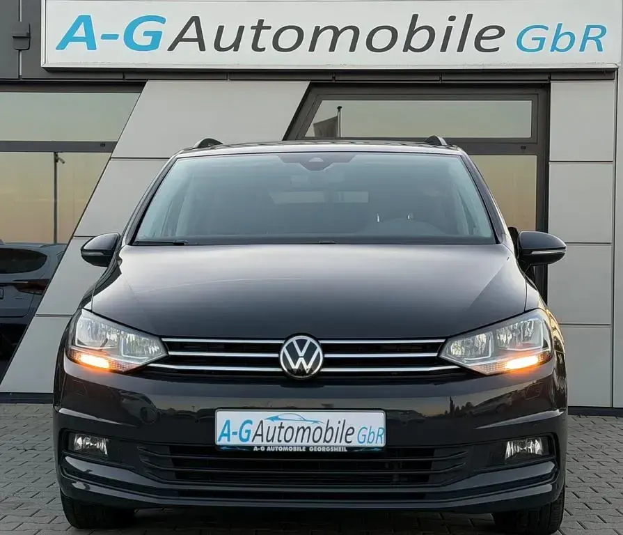 Gebraucht VW Touran Comfortline 150 PS (110 kW) 2022 Grün Van / Kleinbus