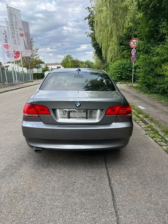 Gebraucht BMW 320 177 PS (130 kW) 2009 Grau Coupé