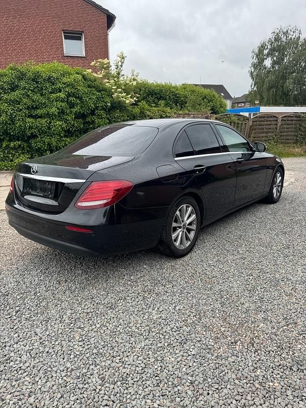 Schwarz Gebraucht 2018 Mercedes E200 Limousine | 15.000 € (Superpreis) - Bild 1/4