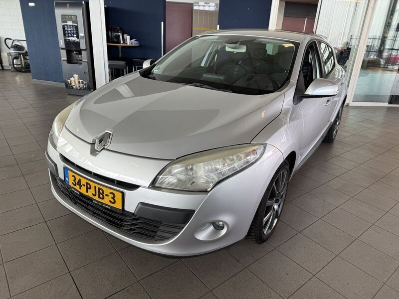Grau Gebraucht 2011 Renault Mégane III Expression Limousine | 3.590 € (Superpreis) - Bild 1/4