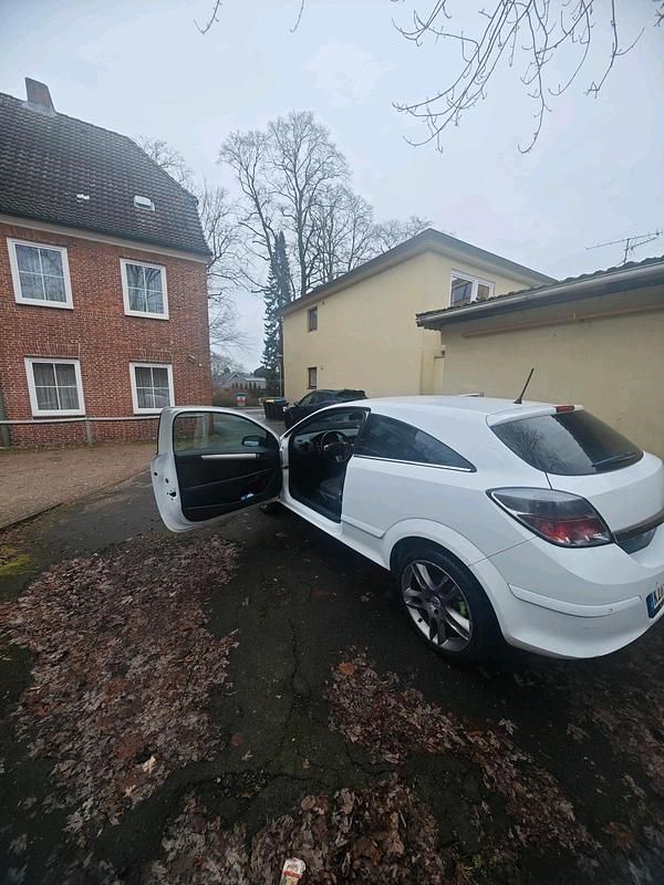 Gebraucht Opel Astra GTC 90 PS (66 kW) 2008 Weiß Coupé