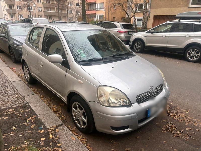 Grau Gebraucht 2003 Toyota Yaris Kleinwagen | 2.600 € (Guter Preis) - Bild 1/4