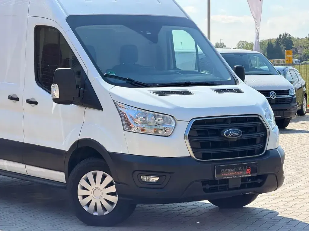Gebraucht Ford Transit Trend 131 PS (96 kW) 2022 Weiß Limousine