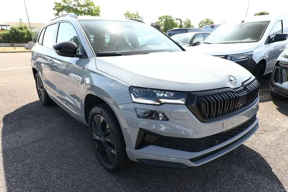 Neu Skoda Karoq SportLine 150 PS (110 kW) 2025 Stahlgrau SUV