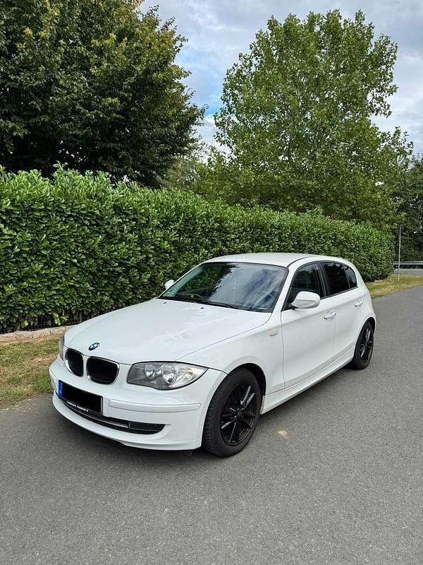 Weiß Gebraucht 2011 BMW 116 Kleinwagen | 8.500 € (Etwas zu teuer) - Bild 1/4