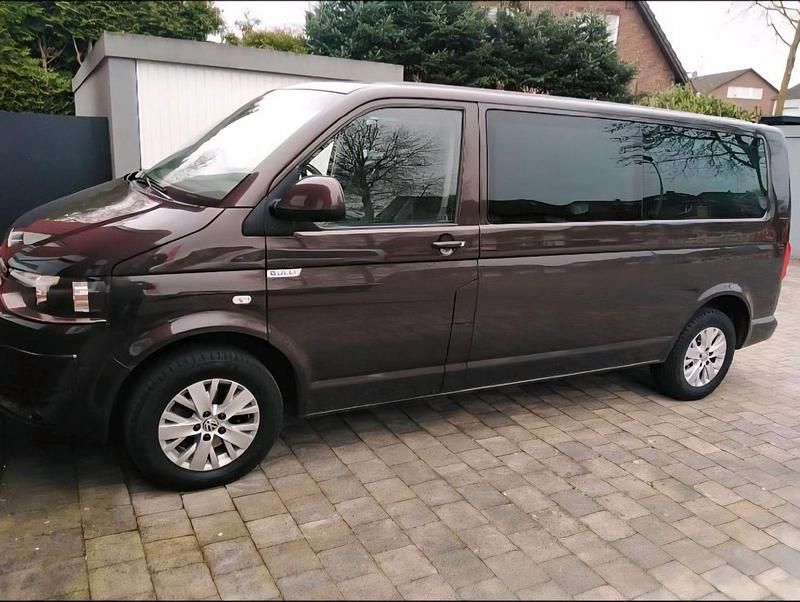 Braun Gebraucht 2011 VW Caravelle Van / Kleinbus | 13.000 € (Fairer Preis) - Bild 1/4