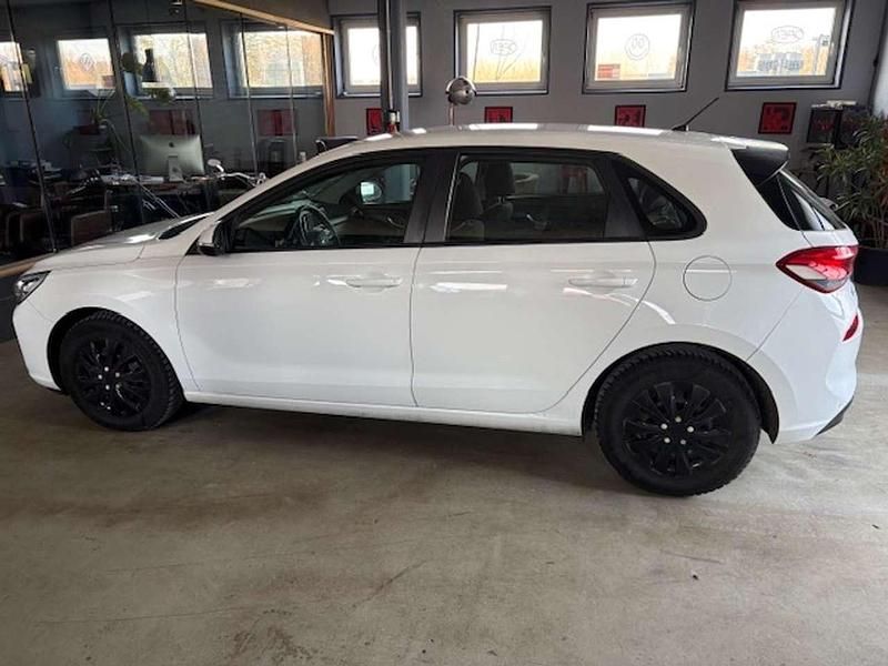 Gebraucht Hyundai i30 Select 99 PS (72 kW) 2018 Polar white / sol Limousine