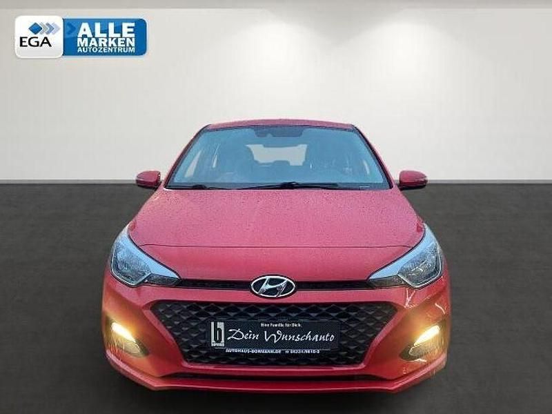Gebraucht Hyundai i20 Trend 101 PS (74 kW) 2019 Rot Limousine