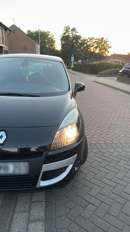 Schwarz Gebraucht 2010 Renault Scénic III Dynamique Van / Kleinbus | 2.800 € (Guter Preis) - Bild 1/4