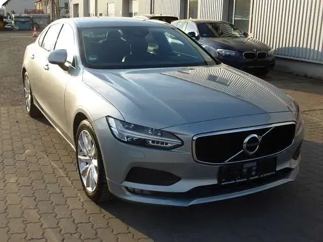 Gebraucht Volvo S90 Momentum 250 PS (183 kW) 2018 Electric silver / metallic Limousine