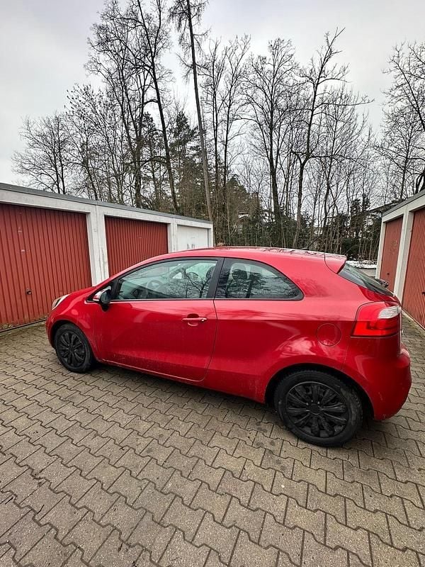 Gebraucht Kia Rio 75 PS (55 kW) 2013 Rot Kleinwagen