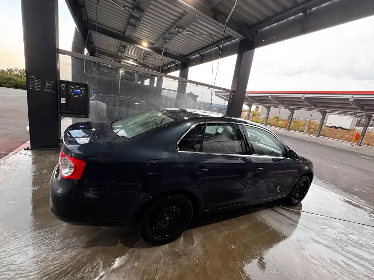 Gebraucht VW Jetta 140 PS (102 kW) 2010 Blau Limousine
