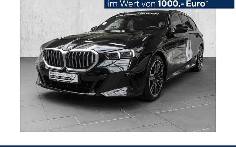 Schwarz Gebraucht 2024 BMW 520 Comfort Edition Kombi | 48.240 € (Superpreis) - Bild 1/4