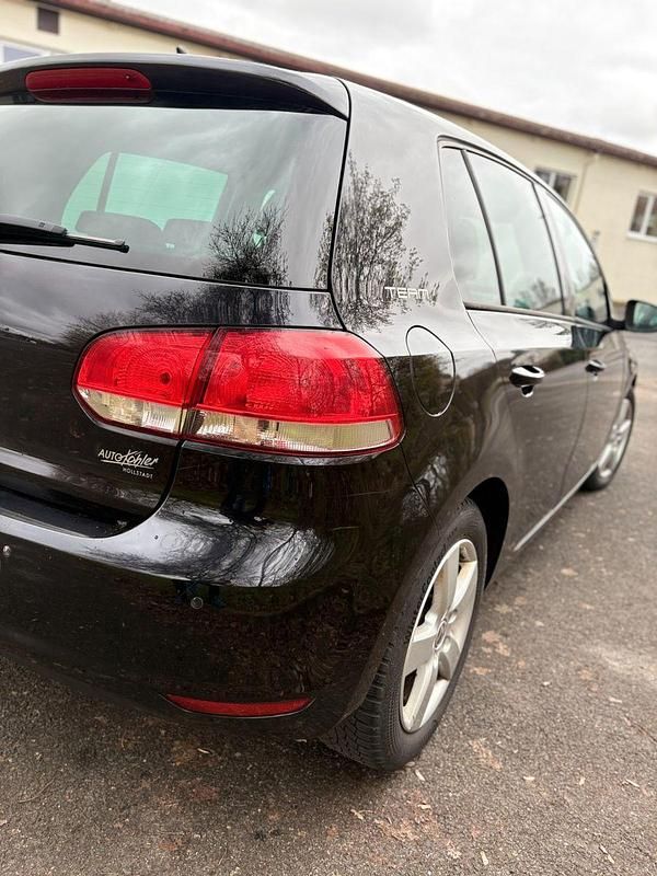 Gebraucht VW Golf VI Team 105 PS (77 kW) 2011 Schwarz Kleinwagen