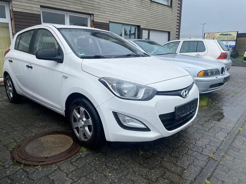 Weiß Gebraucht 2013 Hyundai i20 Classic Kleinwagen | 3.900 € (Fairer Preis) - Bild 1/4
