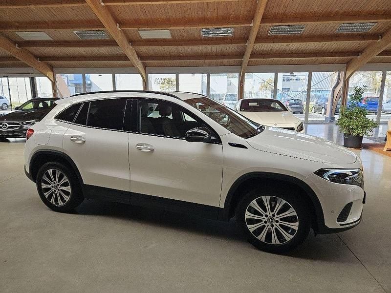 Gebraucht Mercedes EQA250 Advanced Plus 139 kW (190 PS) 2021 Polarweiß SUV