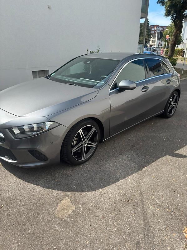 Grau Gebraucht 2018 Mercedes A200 Kleinwagen | 23.000 € (Guter Preis) - Bild 1/4