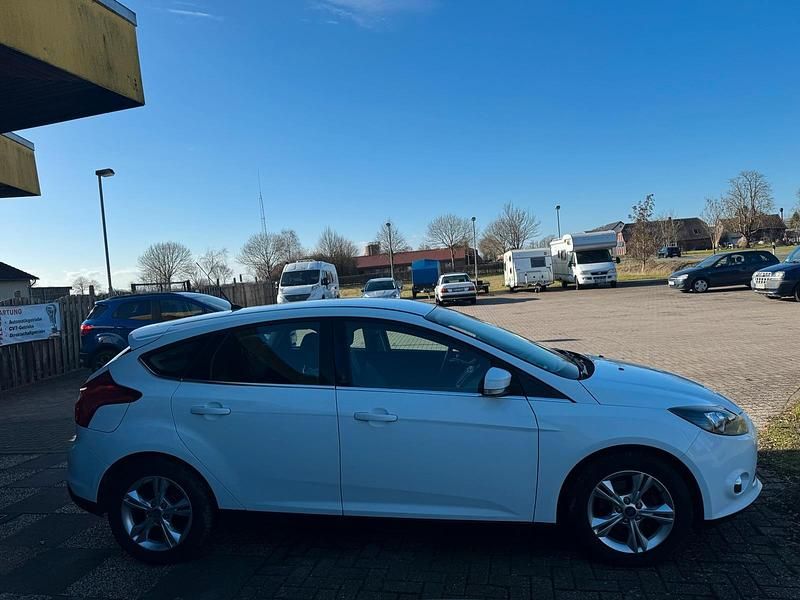 Gebraucht Ford Focus Champions Edition 100 PS (73 kW) 2012 Weiß Kleinwagen