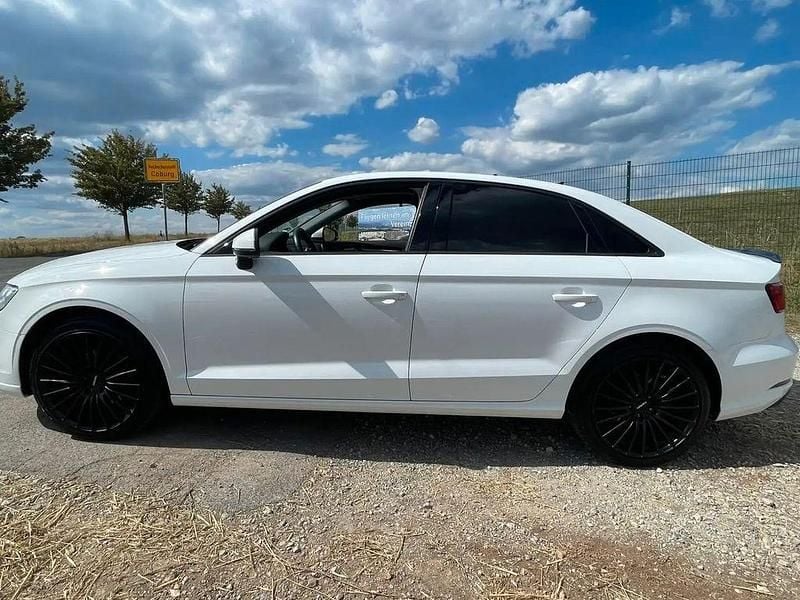 Weiß Gebraucht 2020 Audi A3 Design Limousine | 16.999 € (Fairer Preis) - Bild 1/4