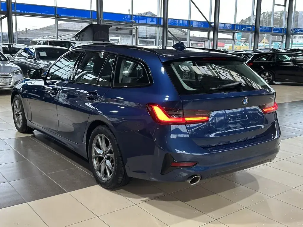 Gebraucht BMW 330 Sport Line 252 PS (185 kW) 2021 Blau phytonicblau metallic (metallic) Kombi