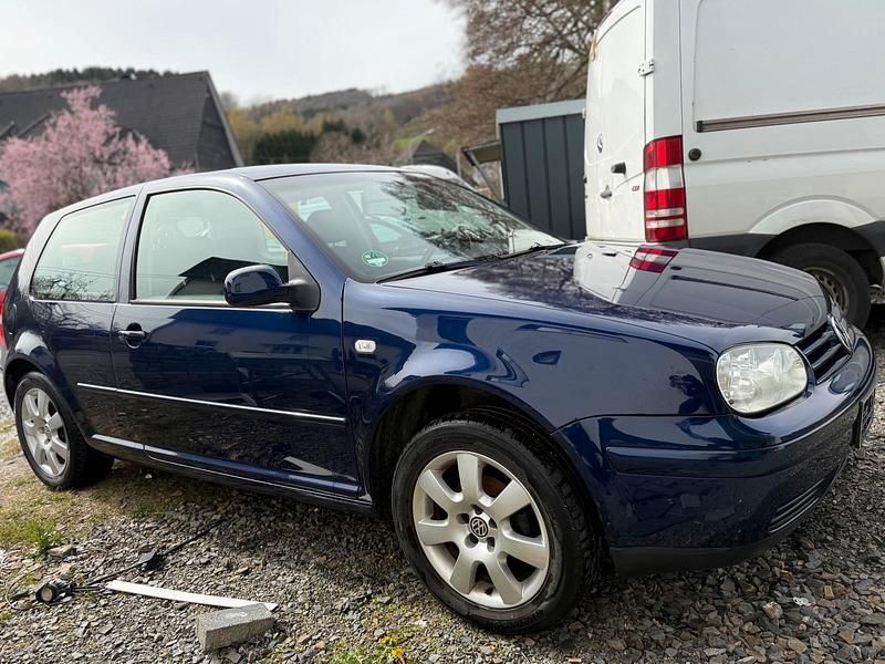 Usado VW Golf 75 HP (55 kW) 2003 Azul Coupé