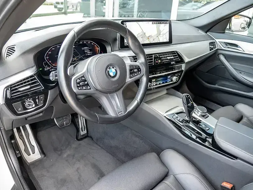 Gebraucht BMW 530 M Sport 286 PS (210 kW) 2023 Alpinweiss Kombi