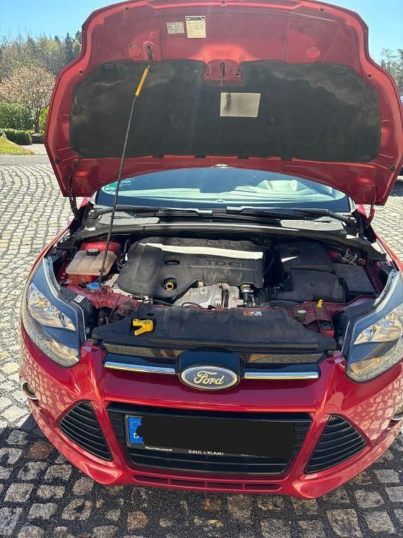 Używany Ford Focus Titanium 105 KM (77 kW) 2014 Czerwony Sedan/Limuzyna