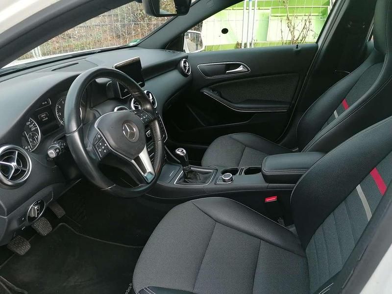 Gebraucht Mercedes A180 122 PS (89 kW) 2015 Weiß Kleinwagen