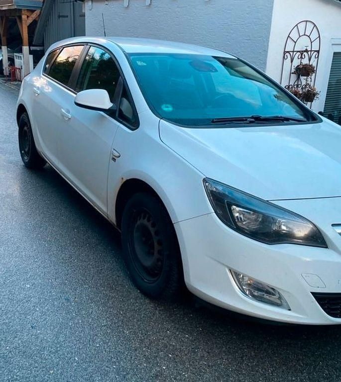 Gebraucht Opel Astra 110 PS (80 kW) 2012 Weiß Limousine