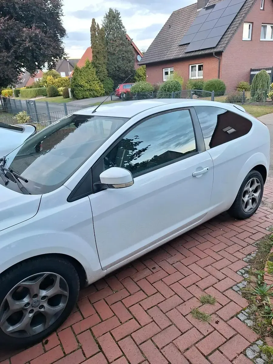 Usado Ford Focus 105 CV (77 kW) 2011 Blanco Coupe