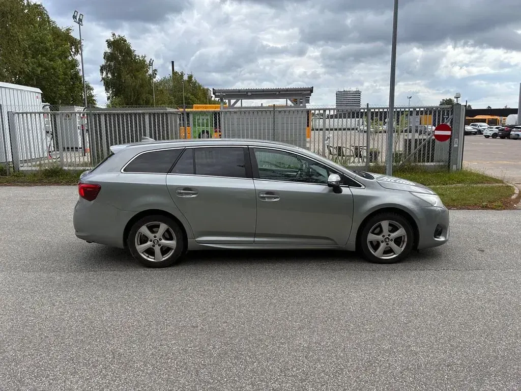 Gebraucht Toyota Avensis Comfort 143 PS (105 kW) 2016 Grau Kombi
