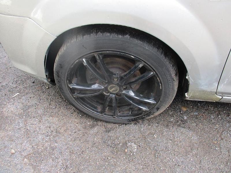 Gebraucht Ford Focus Trend 101 PS (74 kW) 2005 Silber Limousine