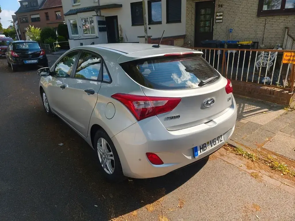 Gebraucht Hyundai i30 90 PS (66 kW) 2013 Silber Limousine