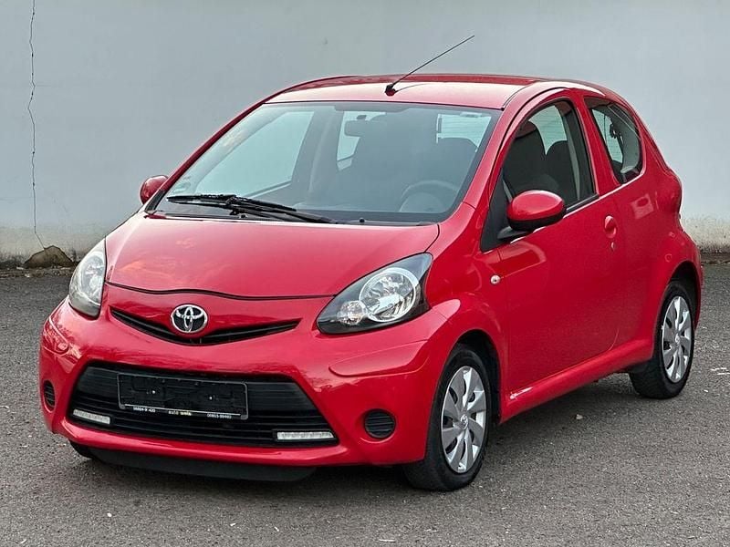 Rot Gebraucht 2013 Toyota Aygo Cool Kleinwagen | 1.999 € (Fairer Preis) - Bild 1/4