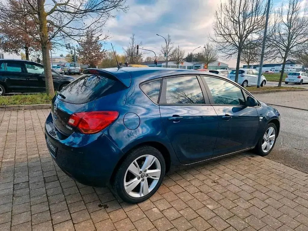 Gebraucht Opel Astra 140 PS (102 kW) 2012 Blau Limousine