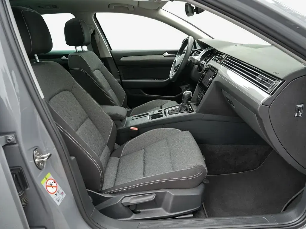 Gebraucht VW Passat Business 200 PS (147 kW) 2023 Mondsteingrau Kombi