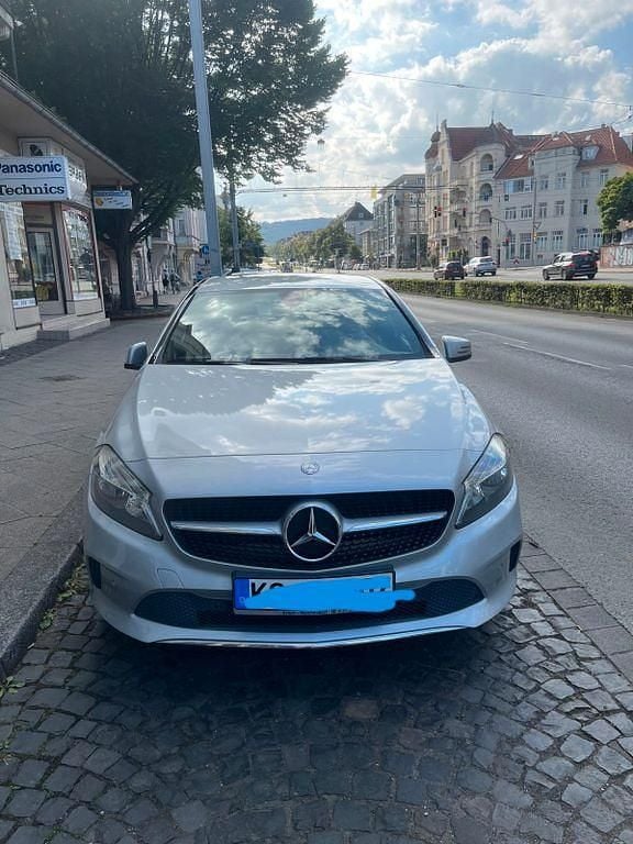 Silber Gebraucht 2016 Mercedes A180 Urban Limousine | 15.200 € (Fairer Preis) - Bild 1/4