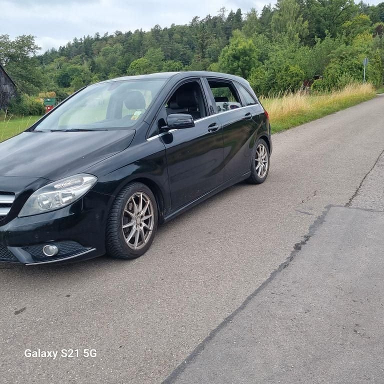 Schwarz Gebraucht 2012 Mercedes B180 Edition 1 Van / Kleinbus | 3.290 € (Etwas zu teuer) - Bild 1/4