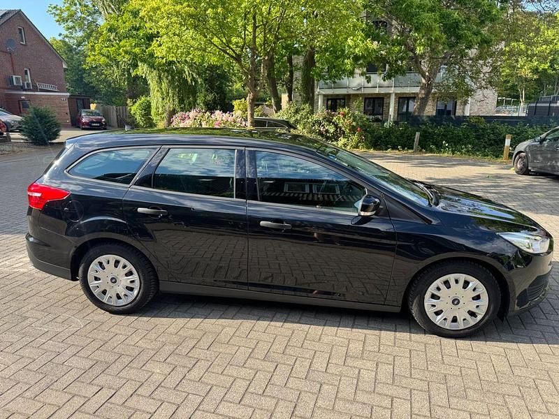 Gebraucht Ford Focus Ambiente 101 PS (74 kW) 2015 Schwarz Limousine
