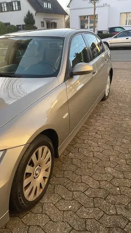 Gebraucht BMW 320 170 PS (125 kW) 2008 Braun Limousine